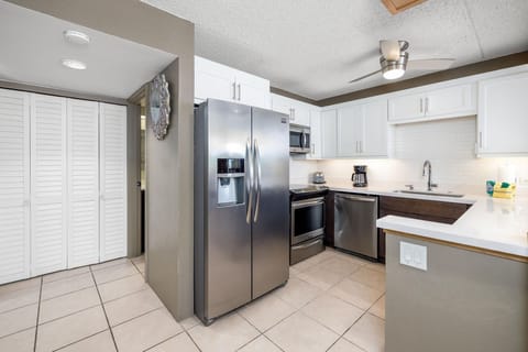 Condo, 1 Queen Bed with Sofa bed (Kona Pacific B409) | Private kitchen | Paper towels