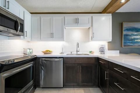 Condo, 1 Queen Bed with Sofa bed (Kona Pacific B409) | Private kitchen | Paper towels