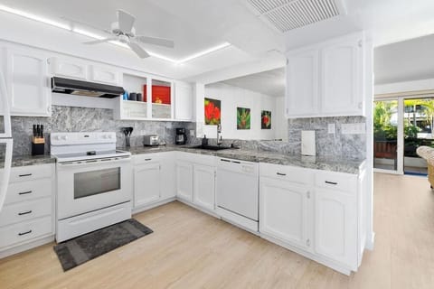 Condo, Multiple Beds (Casa De Emdeko 211) | Private kitchen | Fridge, microwave, oven, stovetop