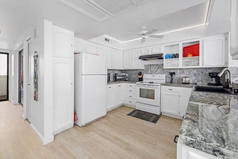 Condo, Multiple Beds (Casa De Emdeko 211) | Private kitchen | Fridge, microwave, oven, stovetop