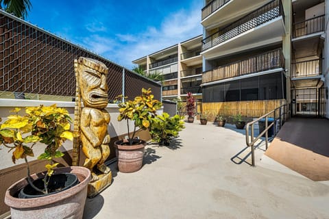 Condo, 1 King Bed (Kona Plaza#402) | Property grounds