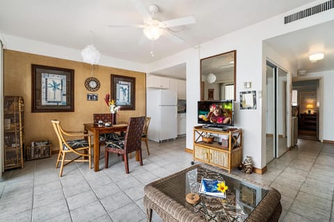 Condo, 1 King Bed (Kona Plaza#402) | Dining