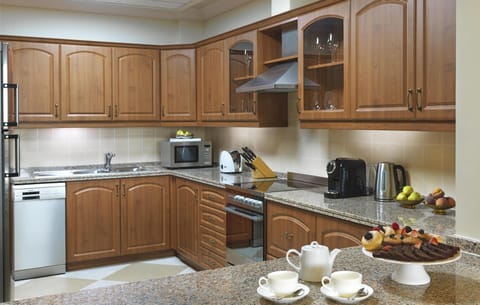 1 bedroom, Egyptian cotton sheets, premium bedding, down comforters