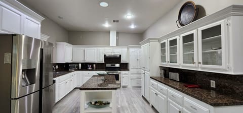 Vineyard Suite | Private kitchen | Fridge, microwave, cookware/dishes/utensils, paper towels