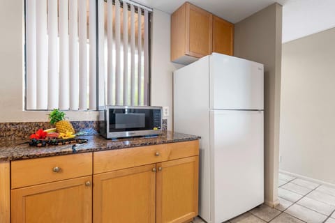 Condo, 1 Queen Bed (Keauhou Kona Surf & Racquet Club 3202) | Private kitchen | Fridge, microwave, oven, stovetop
