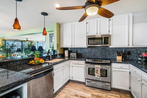 Condo, Multiple Beds, Ocean View (Keauhou Kona Surf & Racquet Club #5-1) | Private kitchen | Dishwasher, paper towels