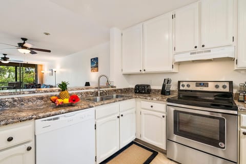 Condo, Multiple Beds (Keauhou Kona Surf & Racquet Club #6-1) | Private kitchen | Oven, dishwasher, toaster, paper towels