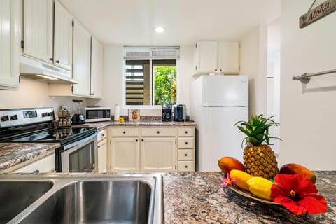 Condo, Multiple Beds (Keauhou Kona Surf & Racquet Club #6-1) | Private kitchen | Oven, dishwasher, toaster, paper towels
