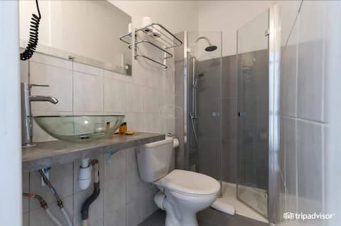 Chambre superieure 3 lits simples | Bathroom shower