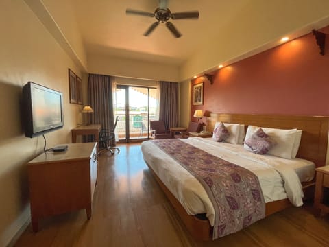 Luxury Room, 1 King Bed | In-room safe, desk, iron/ironing board, rollaway beds