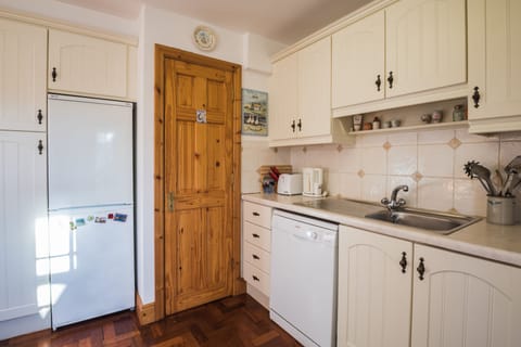 House | Private kitchen | Fridge, microwave, oven, stovetop