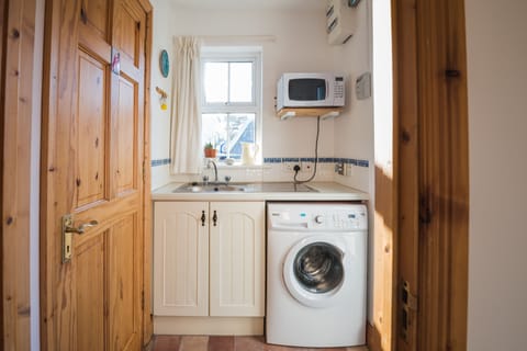 House | Private kitchen | Fridge, microwave, oven, stovetop