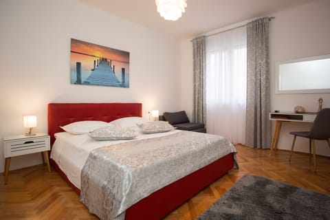 Comfort Apartment, 1 Queen Bed with Sofa bed | In-room safe, iron/ironing board, free WiFi, bed sheets