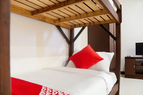 Deluxe Shared Dormitory | Desk, free WiFi, bed sheets