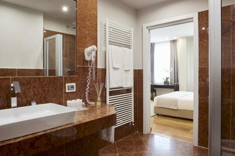 Junior Suite | Bathroom | Free toiletries, hair dryer, slippers, bidet