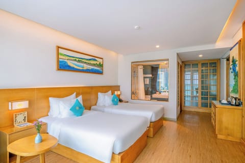 Deluxe Twin Room | Bathroom | Free toiletries, hair dryer, bathrobes, slippers