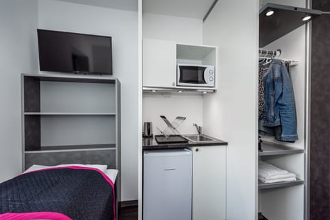 Studio, 1 Twin Bed, Kitchenette | Private kitchenette | Coffee/tea maker, electric kettle