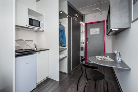 Studio, 1 Twin Bed, Kitchenette | Desk, free WiFi, bed sheets