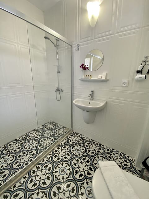 Deluxe Quadruple Room | Bathroom | Shower, hydromassage showerhead, free toiletries, hair dryer