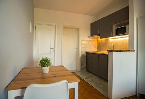 Basic Studio, Balcony | Private kitchen | Fridge, cookware/dishes/utensils, freezer