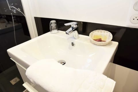 Quadruple Room | Bathroom sink