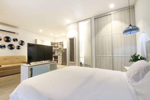 Loft, 1 Bedroom | Premium bedding, down comforters, in-room safe, individually decorated