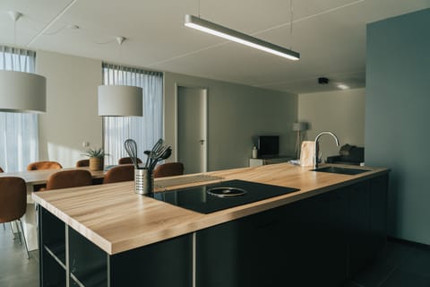 Comfort Bungalow (8 persons) | Private kitchen | Full-size fridge, microwave, oven, stovetop