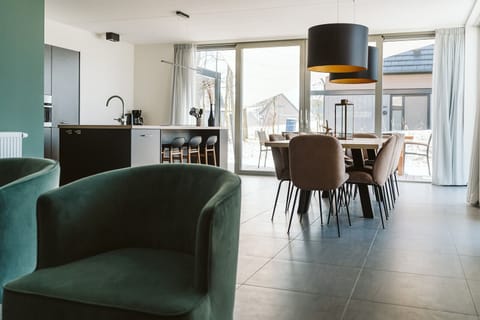 Comfort Bungalow (10 persons) | Living area | Smart TV