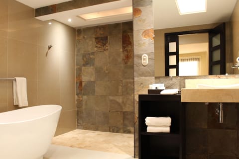 Deluxe Room | Deep soaking bathtub