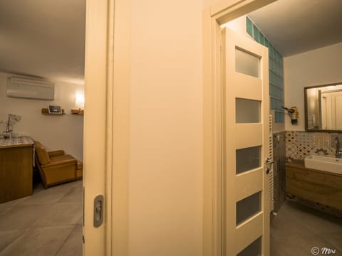 Deluxe Studio, 1 Queen Bed, Kitchenette (1) | Bathroom | Shower, eco-friendly toiletries, hair dryer, bidet