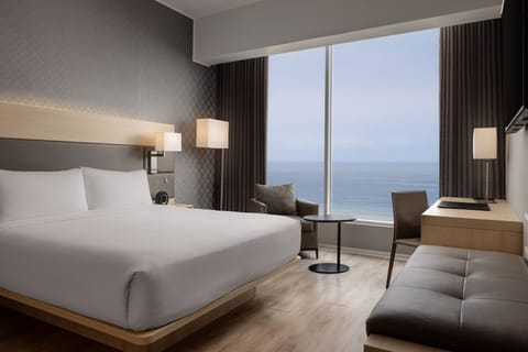 Deluxe Room, 1 King Bed, Oceanfront | Premium bedding, down comforters, pillowtop beds, minibar