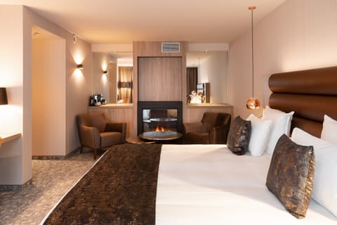 Executive Suite | Minibar, in-room safe, desk, soundproofing