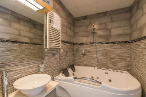 Deluxe Suite | Bathroom | Hair dryer, towels