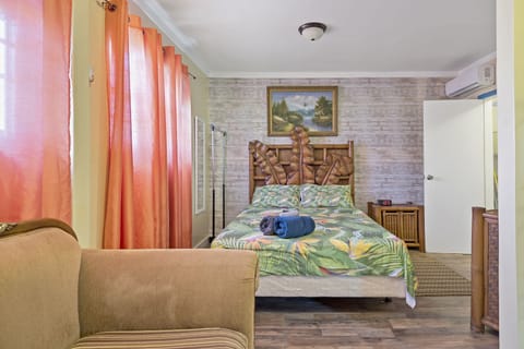 Comfort Studio Suite, 1 Bedroom | Individually decorated, blackout drapes, iron/ironing board, free WiFi