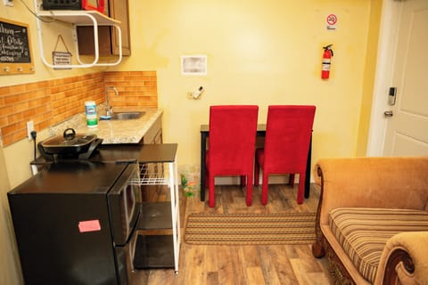 Comfort Studio Suite, 1 Bedroom | Private kitchen | Coffee/tea maker