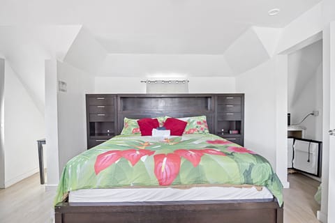 Comfort Studio Suite, 1 King Bed, Non Smoking, Pool View | Individually decorated, blackout drapes, iron/ironing board, free WiFi