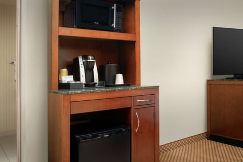 Hypo-allergenic bedding, minibar, in-room safe, desk