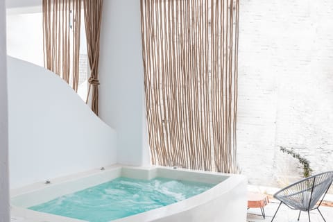 Honeymoon Suite, Jetted Tub (Outdoor - Street View) | Private spa tub