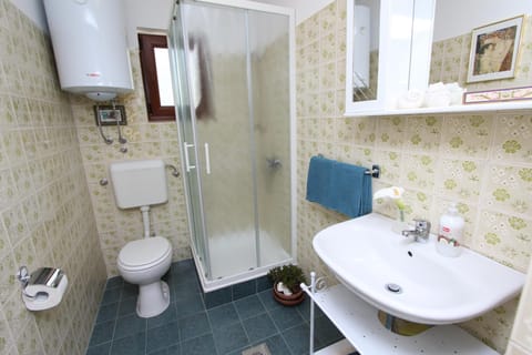 Studio, Ground Floor | Bathroom | Shower, hair dryer, towels