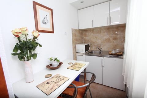 Studio, Ground Floor | Private kitchen | Fridge, microwave, stovetop, coffee/tea maker