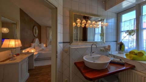 Double Room, 1 Double Bed | Bathroom | Deep soaking tub, hair dryer, towels, soap