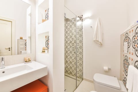 Family Room | Bathroom | Slippers, bidet, towels