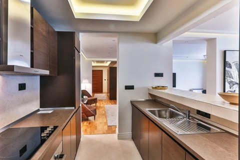 Executive Suite | Private kitchen | Coffee/tea maker, electric kettle