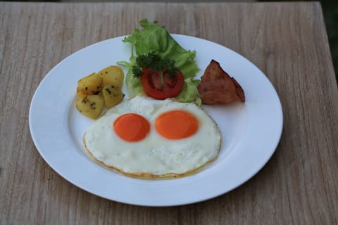 Daily continental breakfast (IDR 75000 per person)