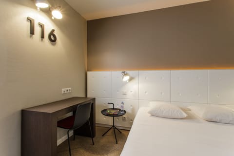 Standard Room, 1 Double Bed | Premium bedding, in-room safe, desk, laptop workspace