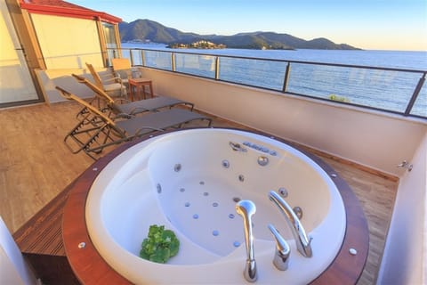 Penthouse, Sea View | Jetted tub