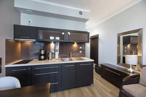 Standard Studio Suite | Private kitchenette | Fridge, stovetop, cookware/dishes/utensils