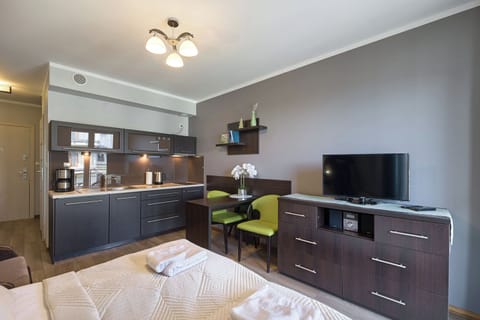 Standard Studio Suite | Private kitchenette | Fridge, stovetop, cookware/dishes/utensils