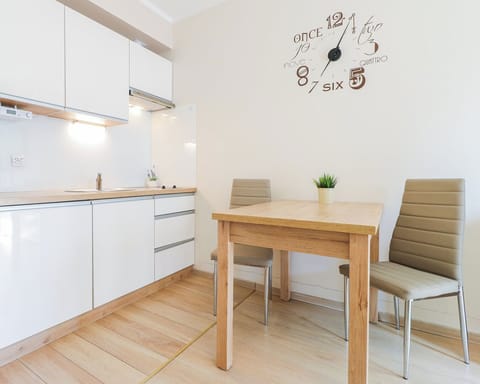 Standard Studio Suite | Private kitchenette | Fridge, stovetop, cookware/dishes/utensils