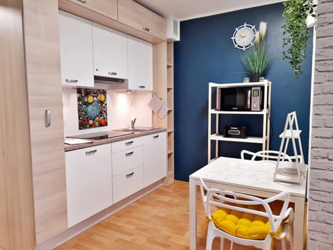 Standard Studio Suite, 1 Queen Bed | Private kitchenette | Fridge, stovetop, electric kettle, cookware/dishes/utensils